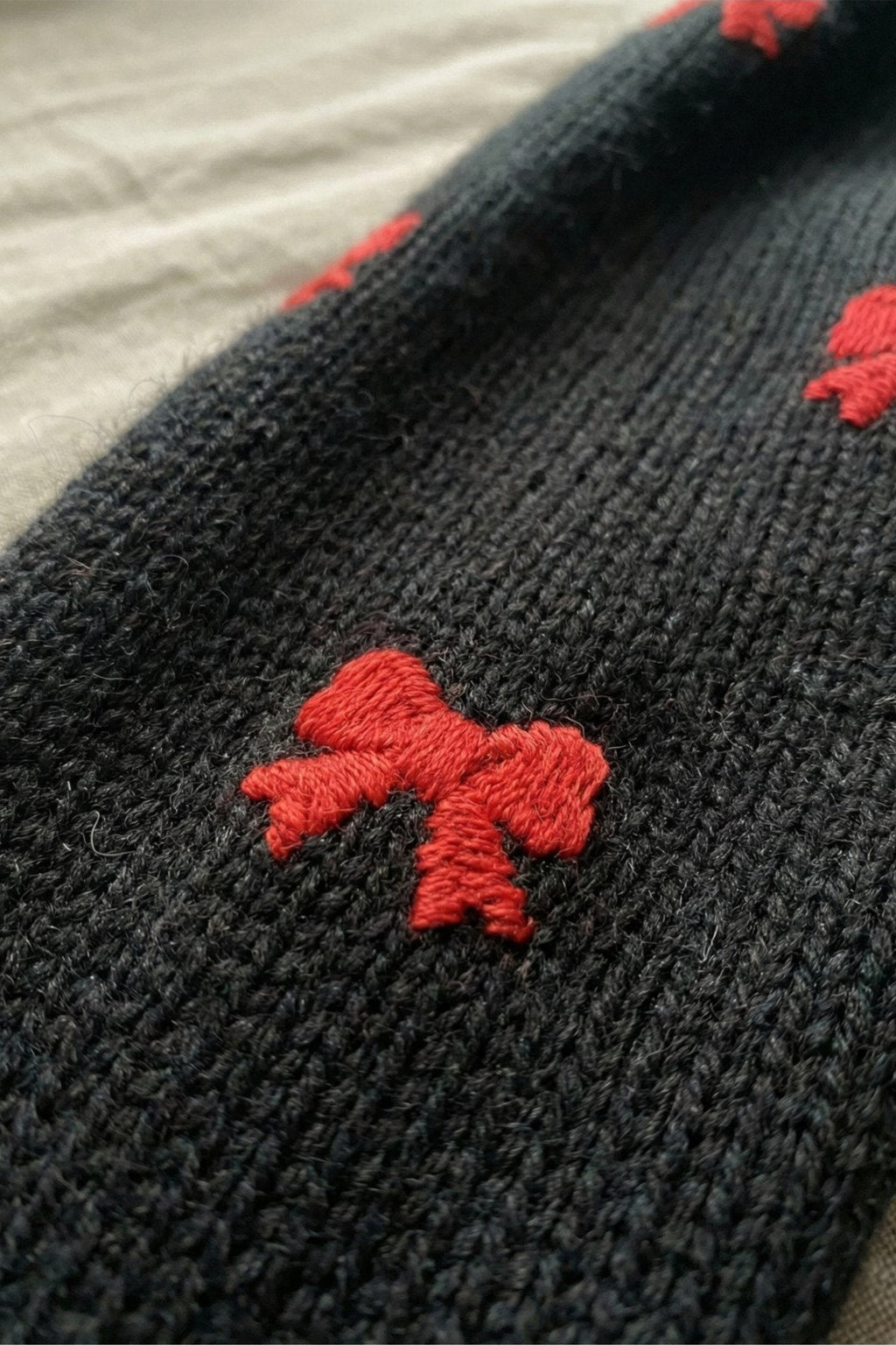 Kırmızı Fiyonk Motifli Siyah Oversize Triko Tunik Kazak | QUEENDA