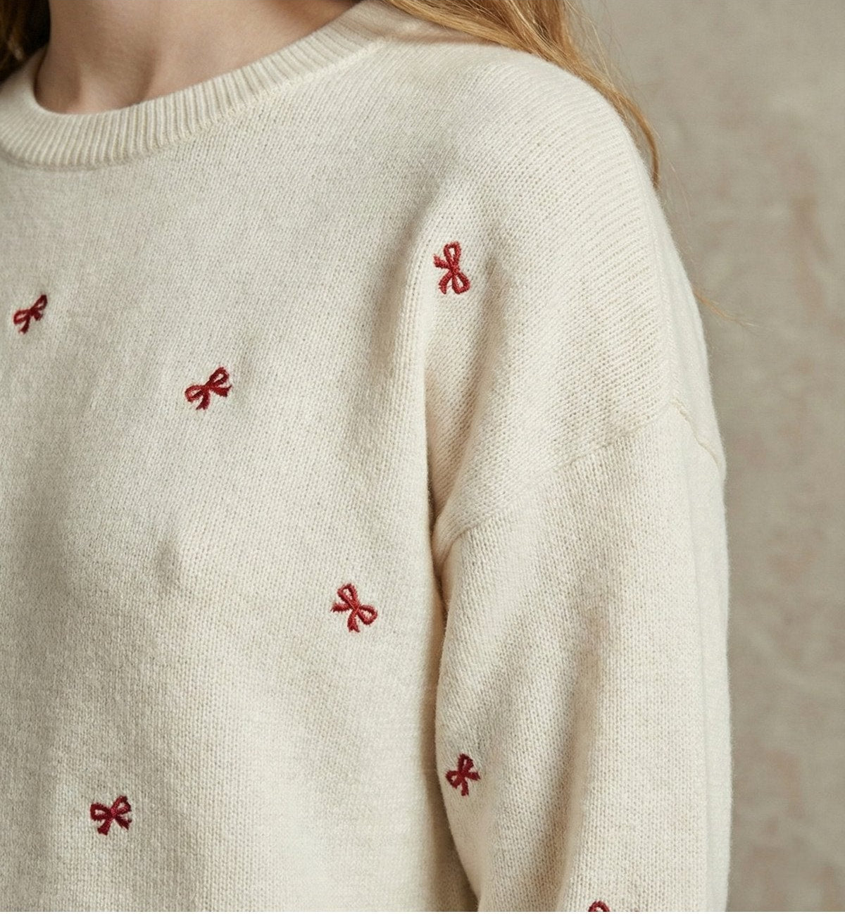 Kadın Kırmızı Fiyonk Motifli Oversize Triko Tunik Kazak – Ekru | QUEENDA