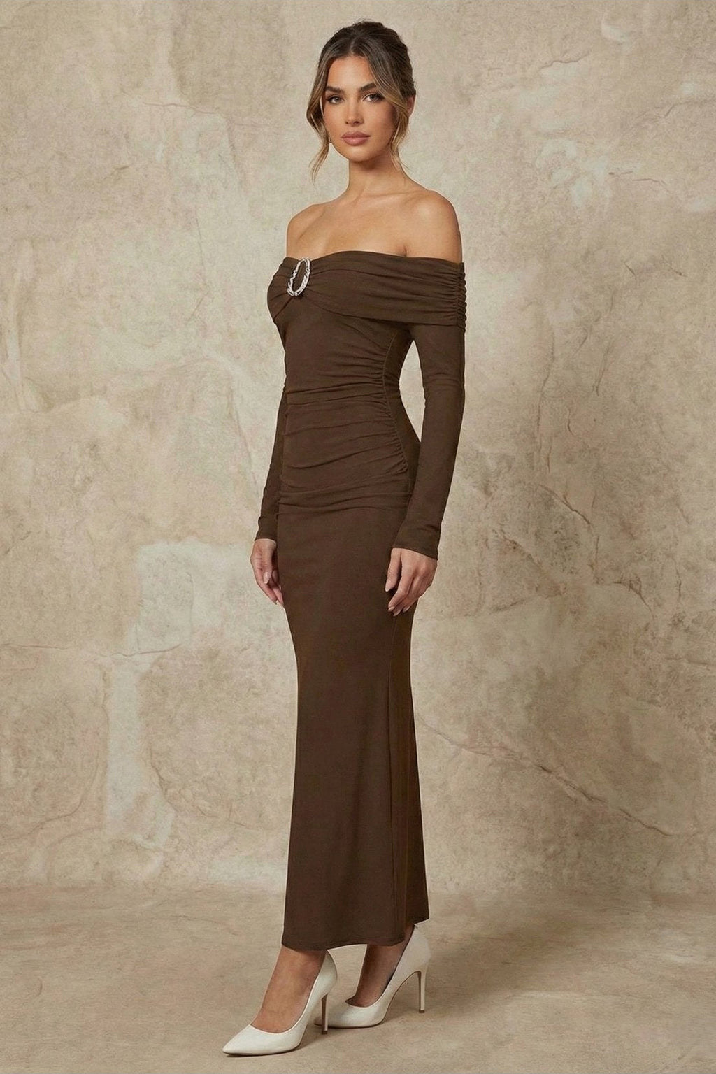 Kadın Düşük Omuzlu Toka Detaylı Vücuda Oturan Uzun Elbise | QUEENDA