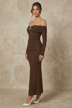 Kadın Düşük Omuzlu Toka Detaylı Vücuda Oturan Uzun Elbise | QUEENDA