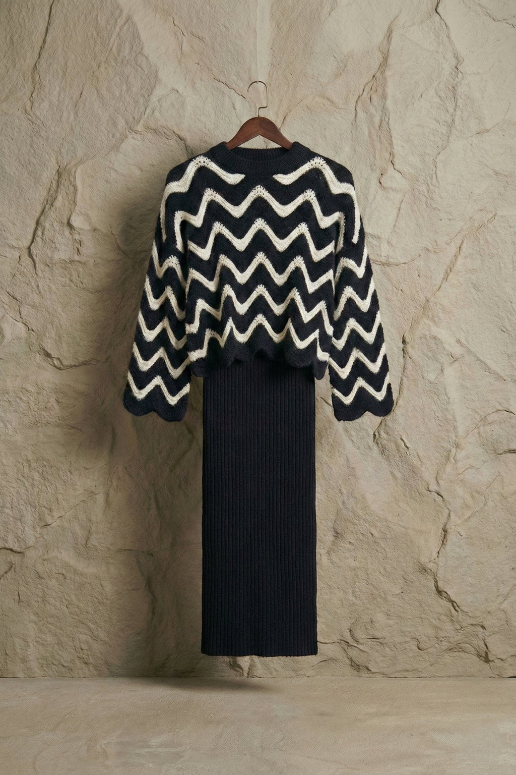 Dalgalı Desenli Triko Kazak ve Fitilli Askılı Midi Elbise İkili Takım | QUEENDA