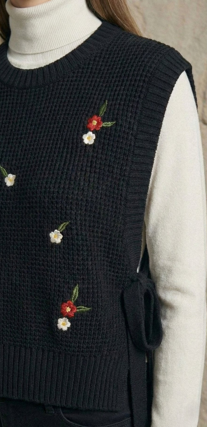 Çiçek Nakışlı Yanları Bağcıklı Bisiklet Yaka Triko Süveter | QUEENDA