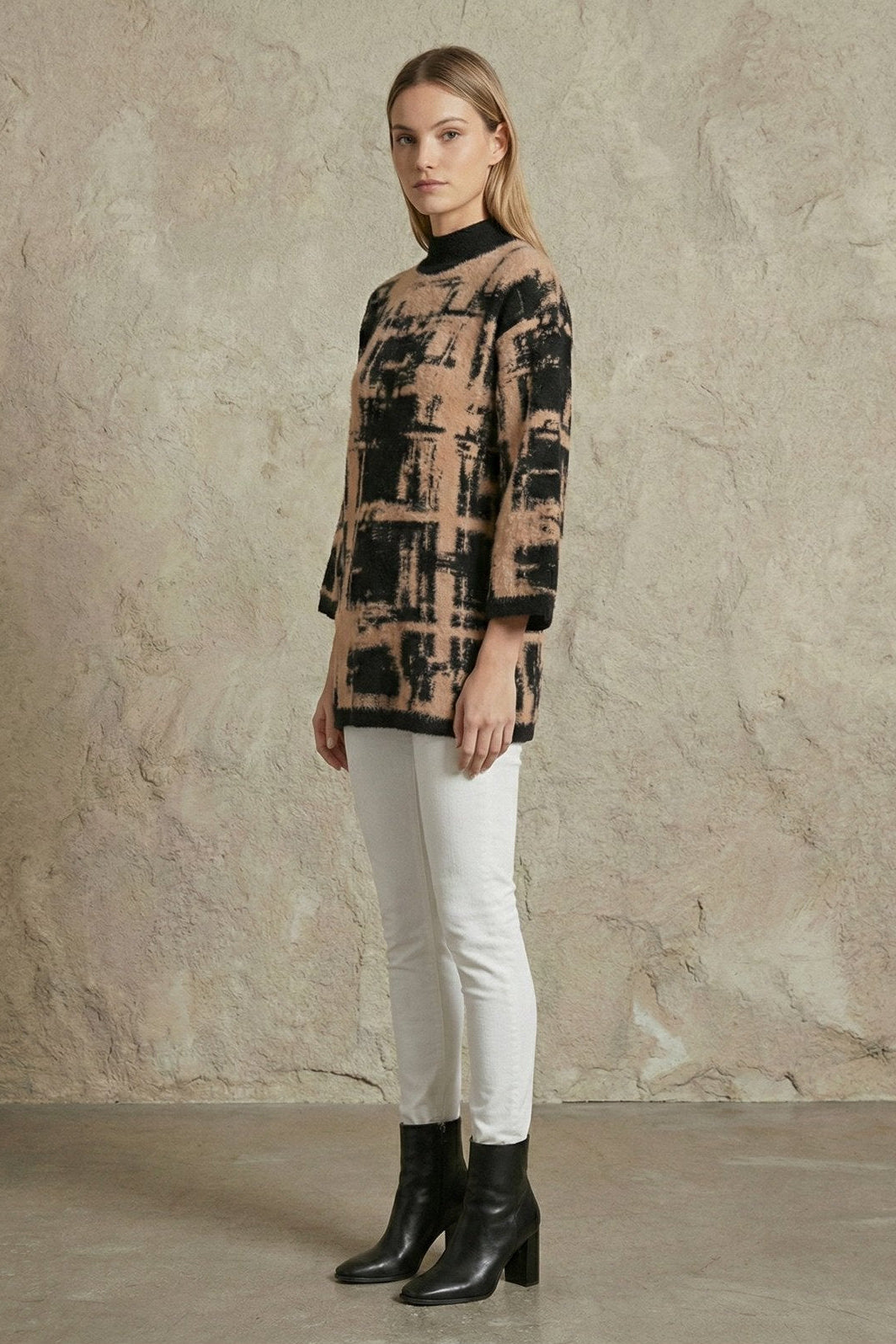 Kadın Abstract Desenli Yarım Balıkçı 3/4 Truvakar Kol Tunik Triko Kazak – Siyah Camel | QUEENDA