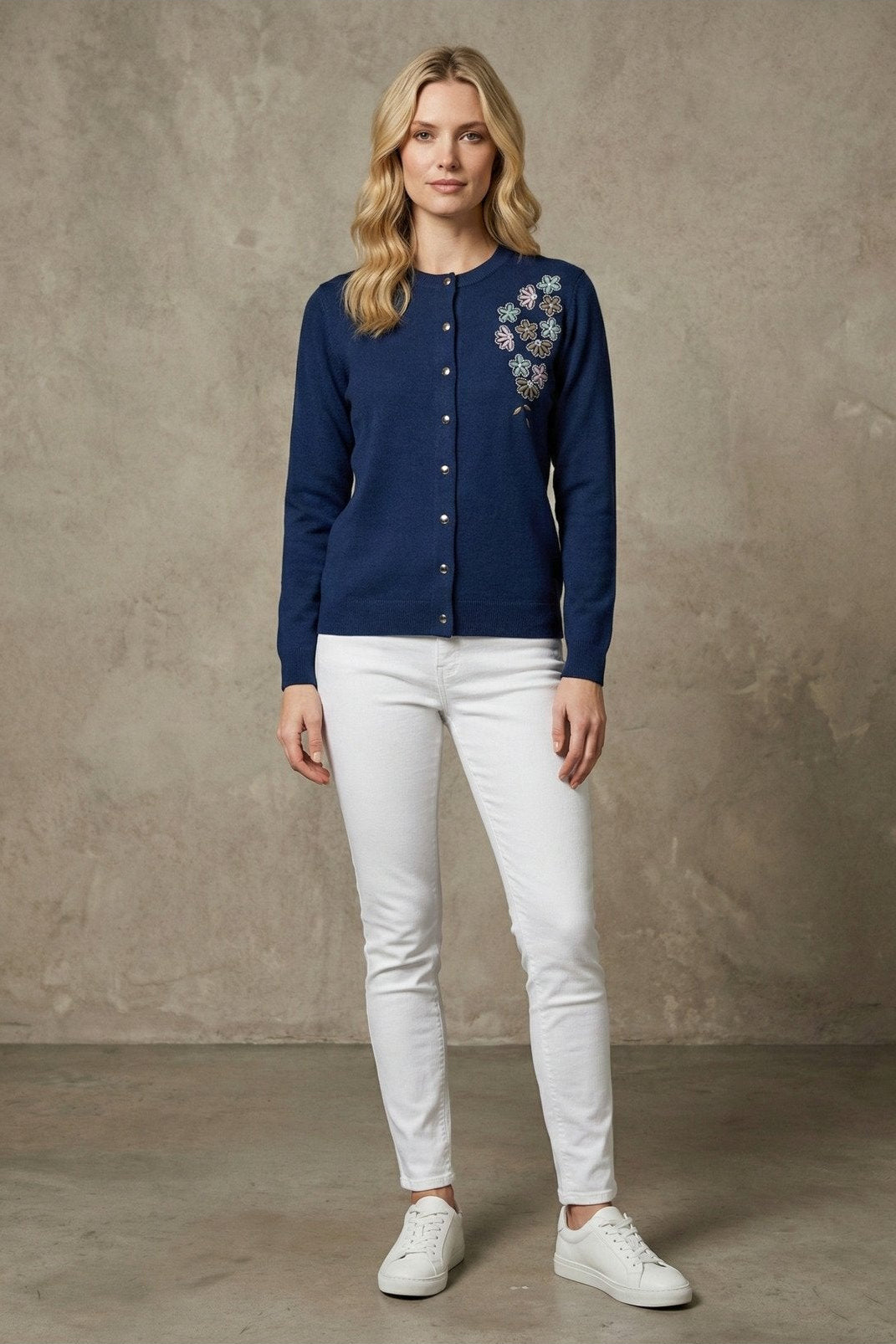 Kadın Çiçekli Boncuk İşlemeli Düğmeli Triko Hırka | QUEENDA