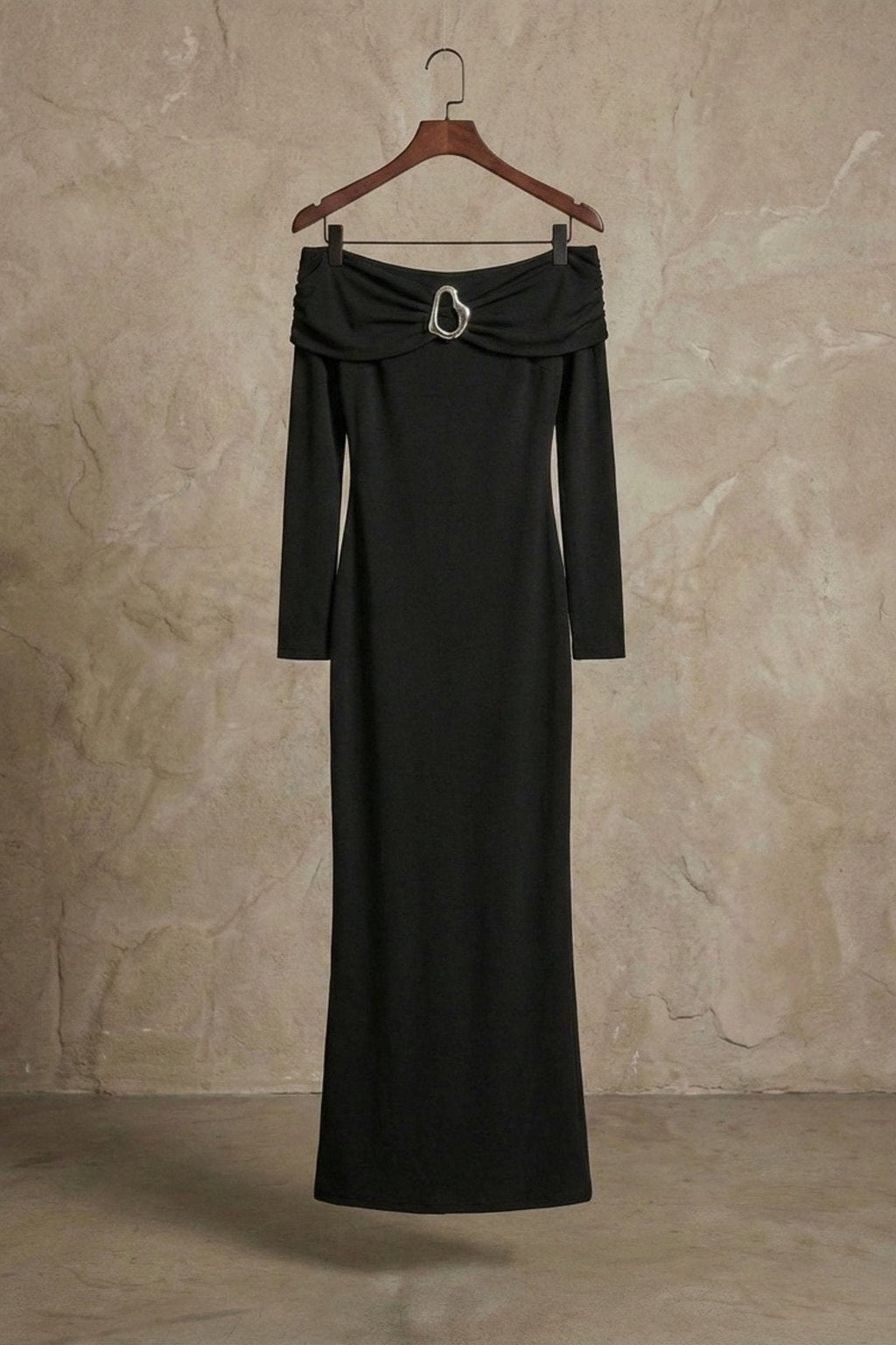 Kadın Düşük Omuzlu Toka Detaylı Vücuda Oturan Uzun Elbise | QUEENDA