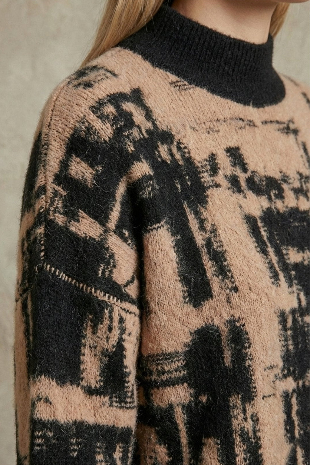 Kadın Abstract Desenli Yarım Balıkçı 3/4 Truvakar Kol Tunik Triko Kazak – Siyah Camel | QUEENDA