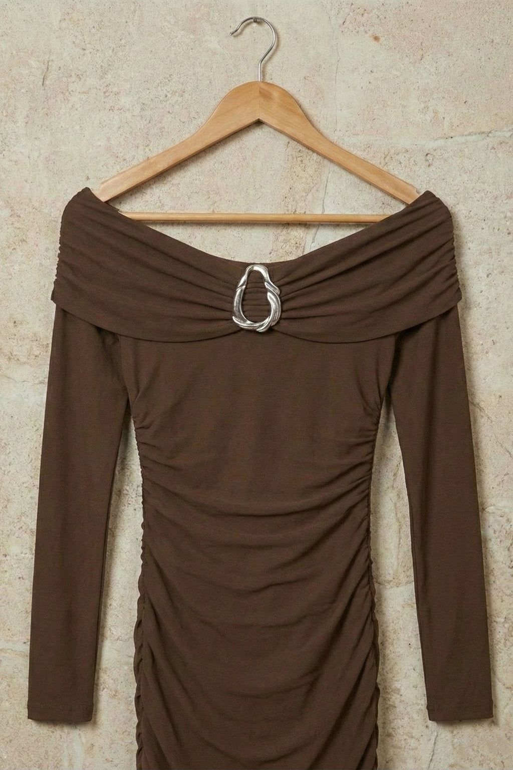 Kadın Düşük Omuzlu Toka Detaylı Vücuda Oturan Uzun Elbise | QUEENDA