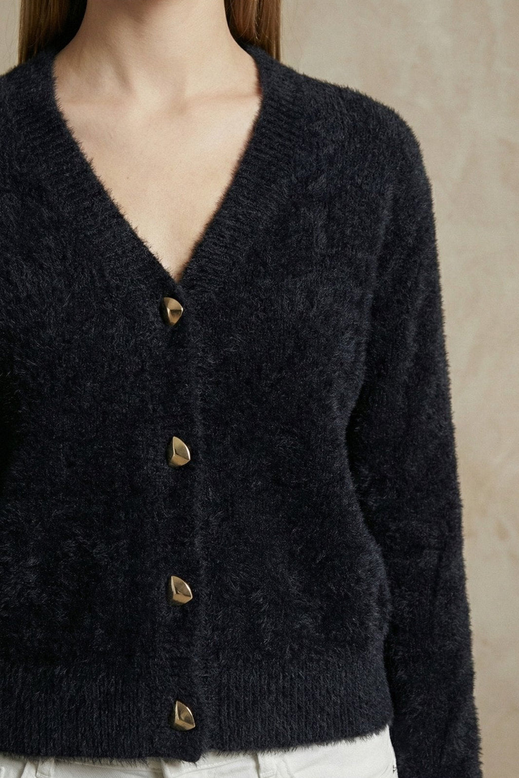 Kadın V Yaka Yumuşak Tüylü Düğmeli Triko Hırka | QUEENDA