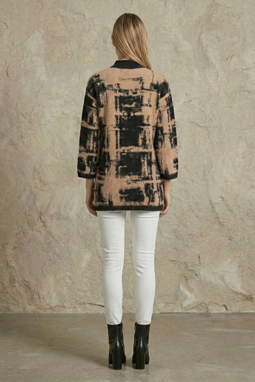 Kadın Abstract Desenli Yarım Balıkçı 3/4 Truvakar Kol Tunik Triko Kazak – Siyah Camel | QUEENDA