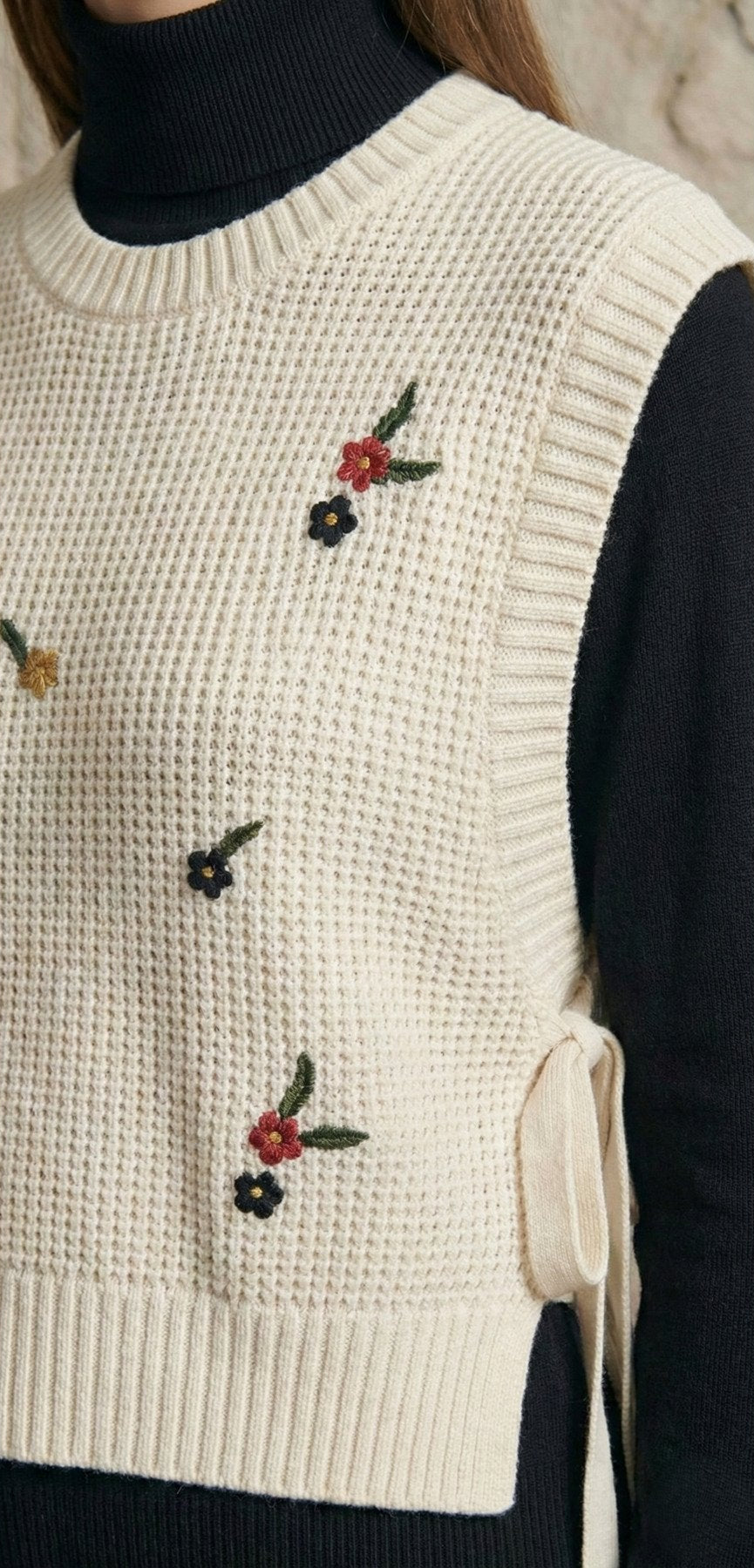 Çiçek Nakışlı Yanları Bağcıklı Bisiklet Yaka Triko Süveter | QUEENDA