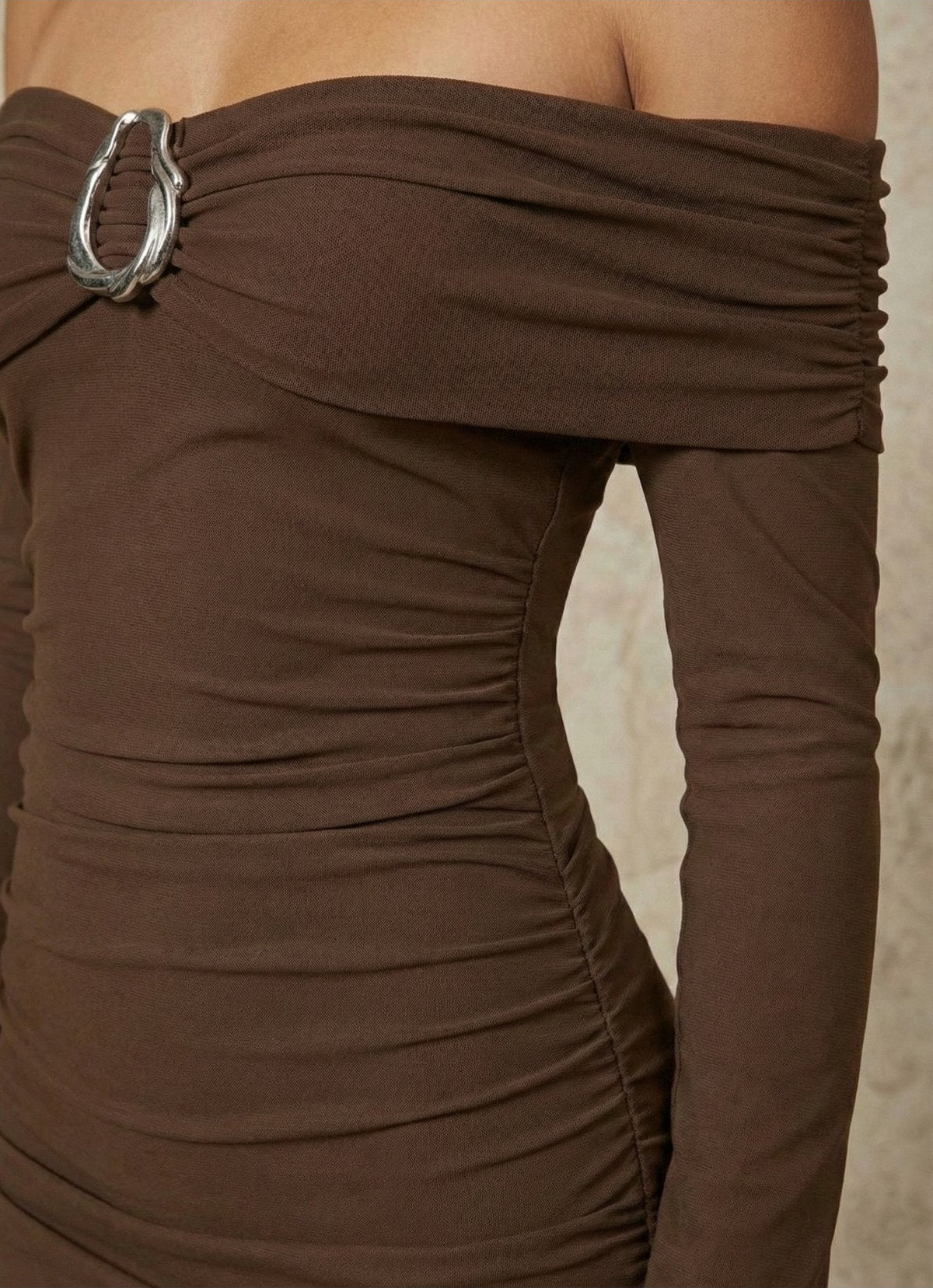 Kadın Düşük Omuzlu Toka Detaylı Vücuda Oturan Uzun Elbise | QUEENDA