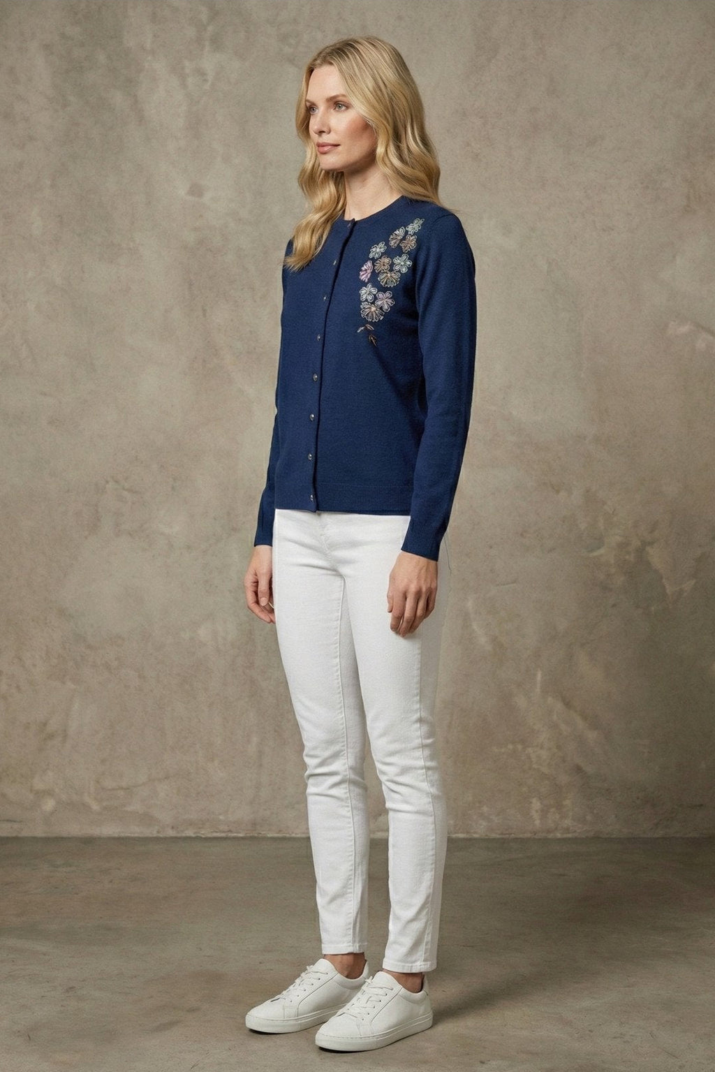 Kadın Çiçekli Boncuk İşlemeli Düğmeli Triko Hırka | QUEENDA