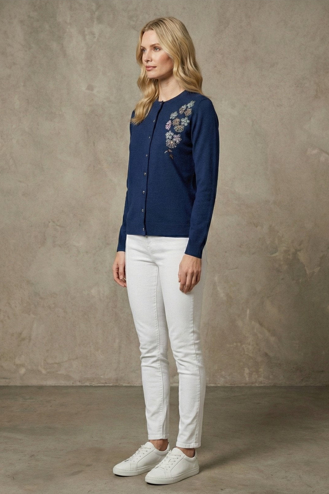 Kadın Çiçekli Boncuk İşlemeli Düğmeli Triko Hırka | QUEENDA