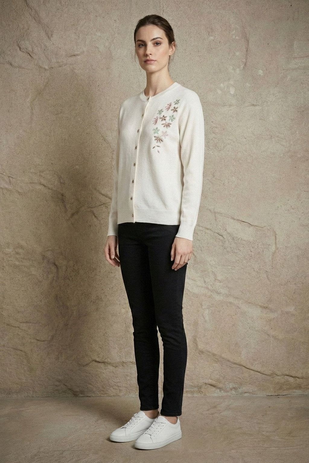 Kadın Çiçekli Boncuk İşlemeli Düğmeli Triko Hırka | QUEENDA