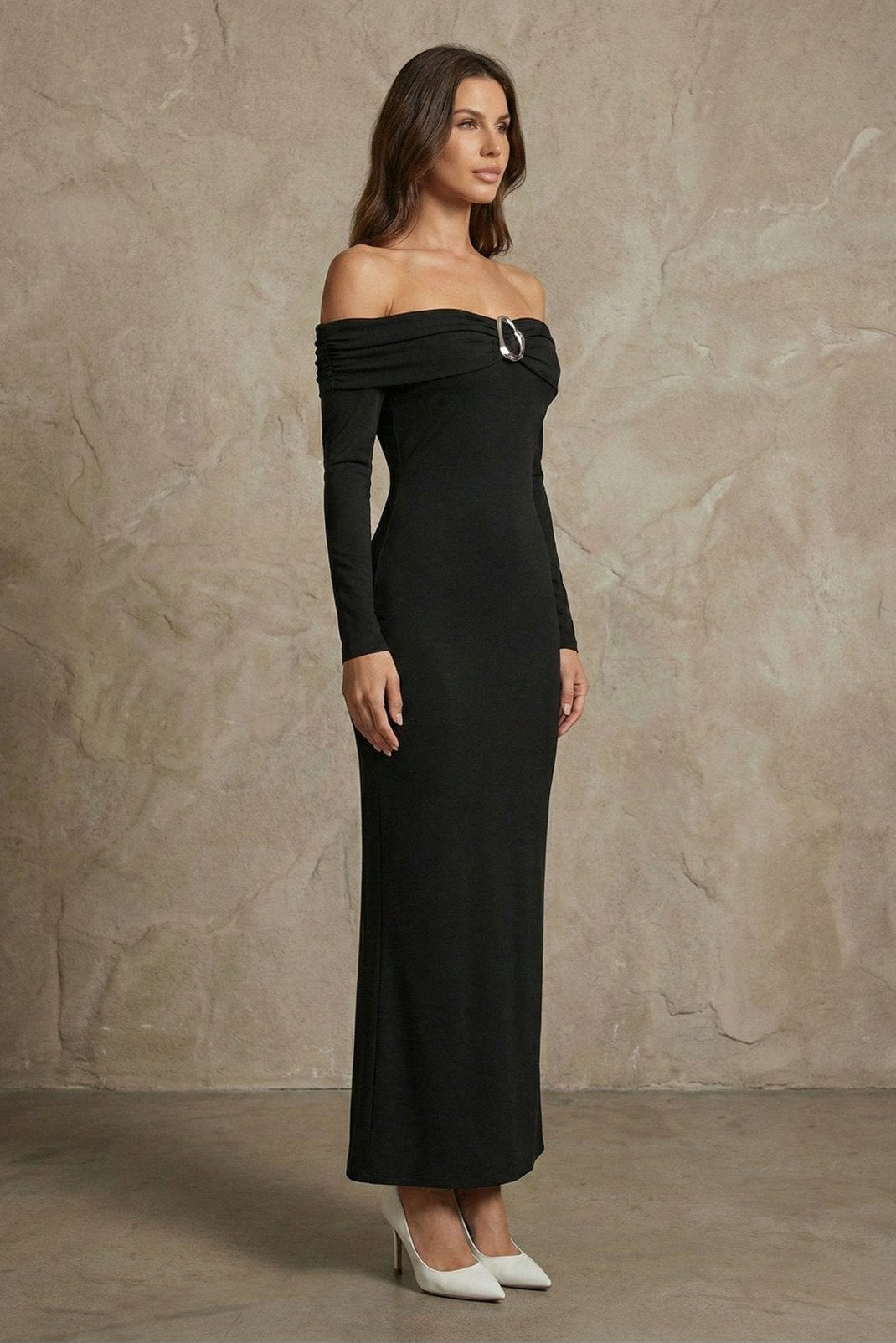 Kadın Düşük Omuzlu Toka Detaylı Vücuda Oturan Uzun Elbise | QUEENDA
