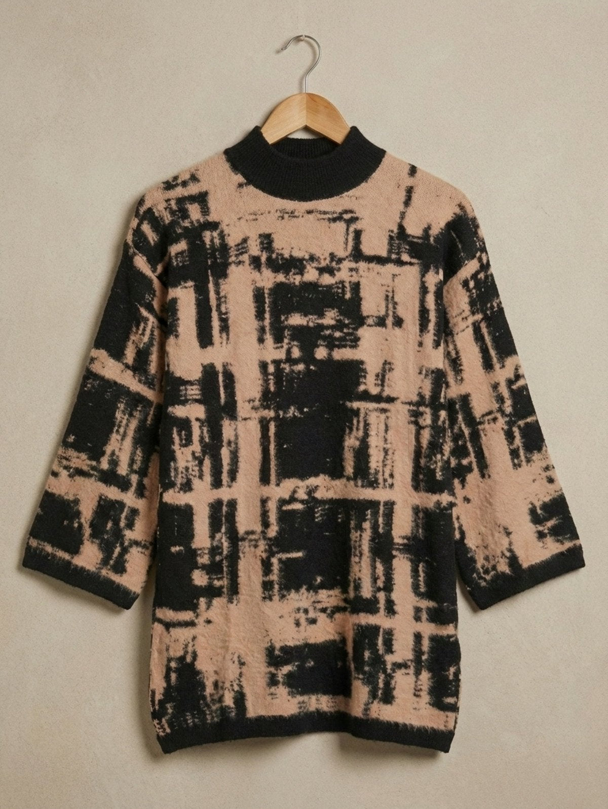 Kadın Abstract Desenli Yarım Balıkçı 3/4 Truvakar Kol Tunik Triko Kazak – Siyah Camel | QUEENDA