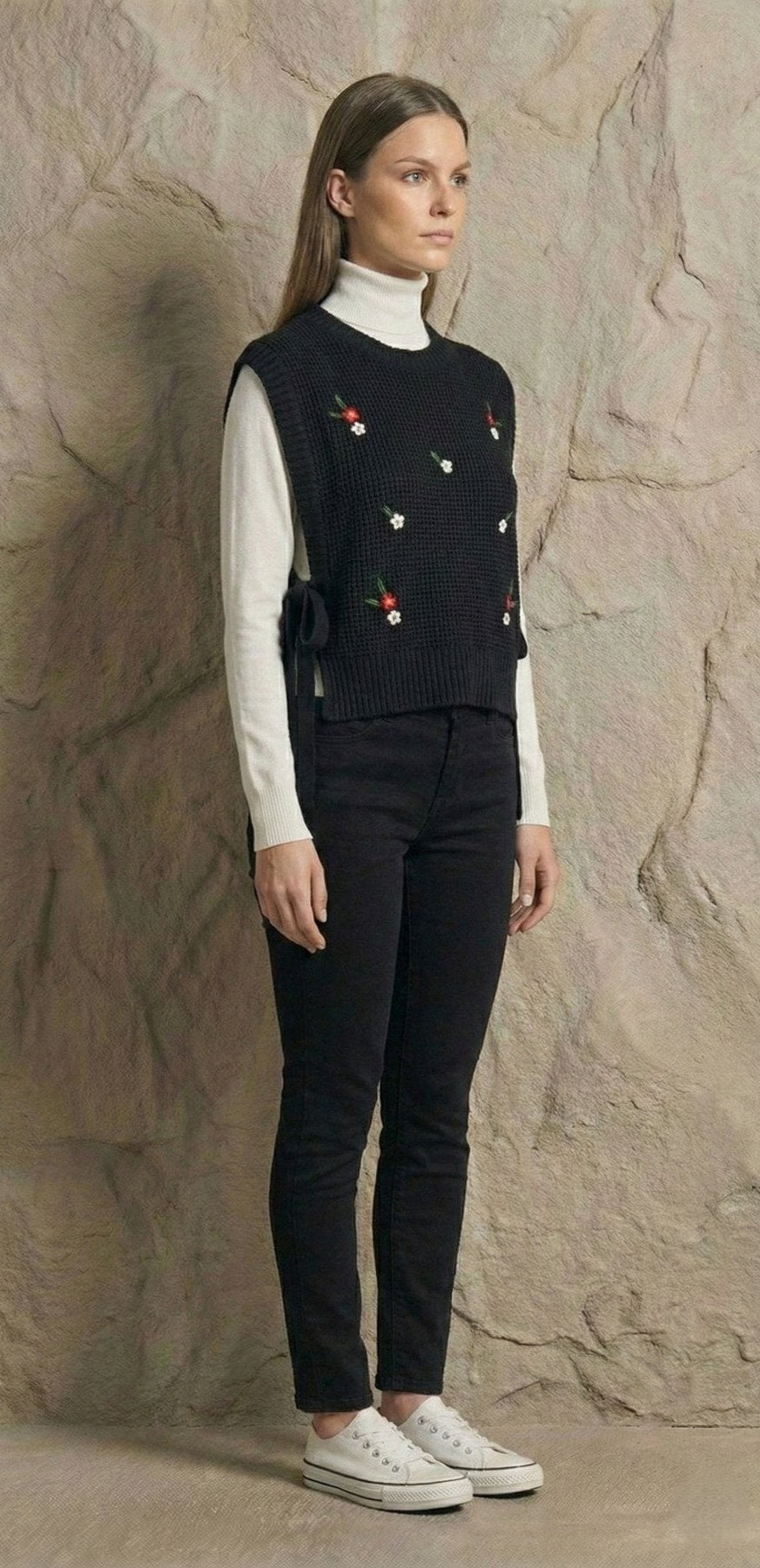 Çiçek Nakışlı Yanları Bağcıklı Bisiklet Yaka Triko Süveter | QUEENDA