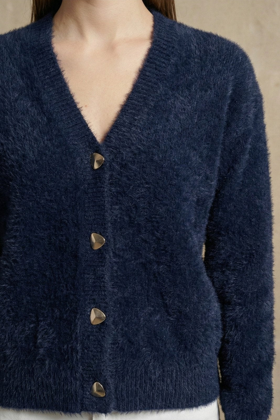 Kadın V Yaka Yumuşak Tüylü Düğmeli Triko Hırka | QUEENDA