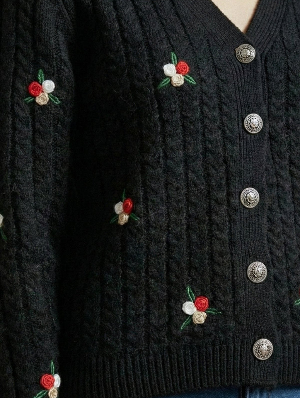 Kadın Çiçek Nakışlı V Yaka Düğmeli Triko Hırka | QUEENDA