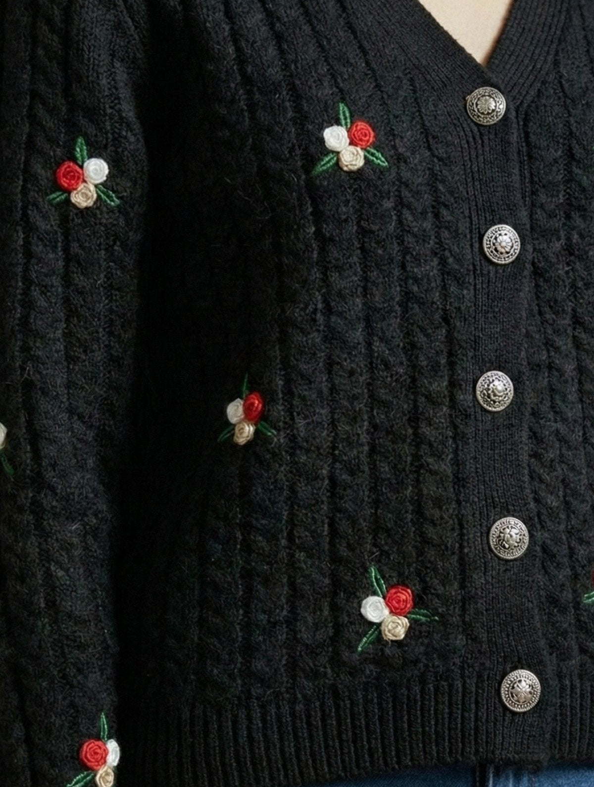 Kadın Çiçek Nakışlı V Yaka Düğmeli Triko Hırka | QUEENDA