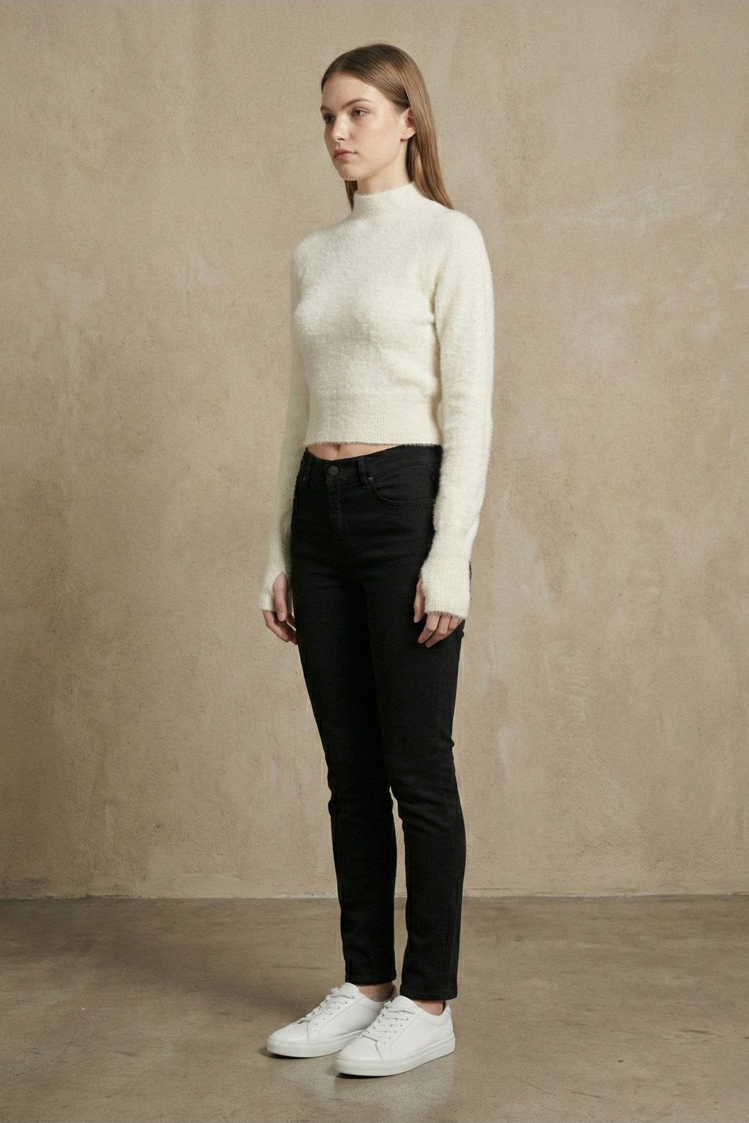 Kadın Yarım Balıkçı Uzun Kollu Parmak Geçmeli Crop Yumuşak Triko Kazak | QUEENDA